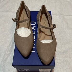 NWT- Italeau Melia. Taupe